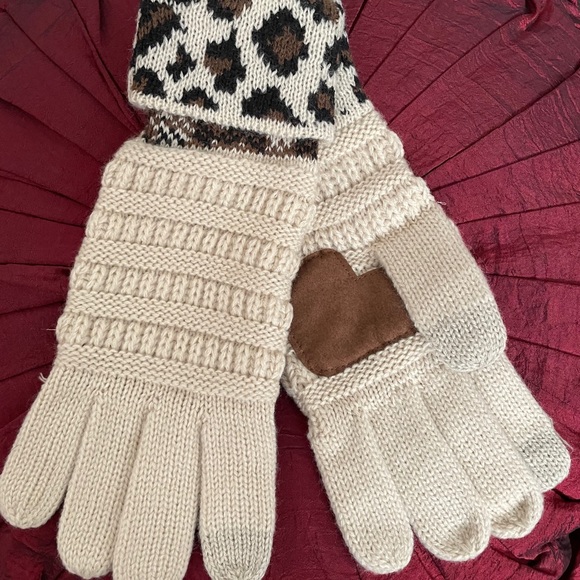 Messy Bun Beanie Tail and matching Gloves - Picture 3 of 4